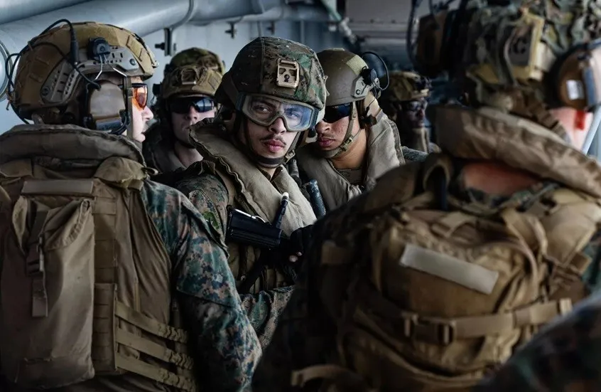 سفينة الإنزال الأمريكية “تريبولي” تصل الشرق الأوسط محملة بـ3.5 ألف بحار ومشاة بحرية